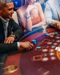 Pengguna membaca syarat bonus dengan teliti